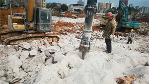 Éclateur de roche robuste sur excavateur P240