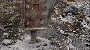 Marteau piqueur hydraulique type latéral en Action